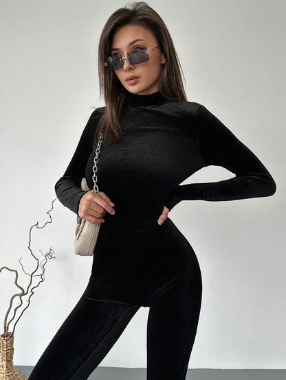 بدلات يونيتارد نسائية