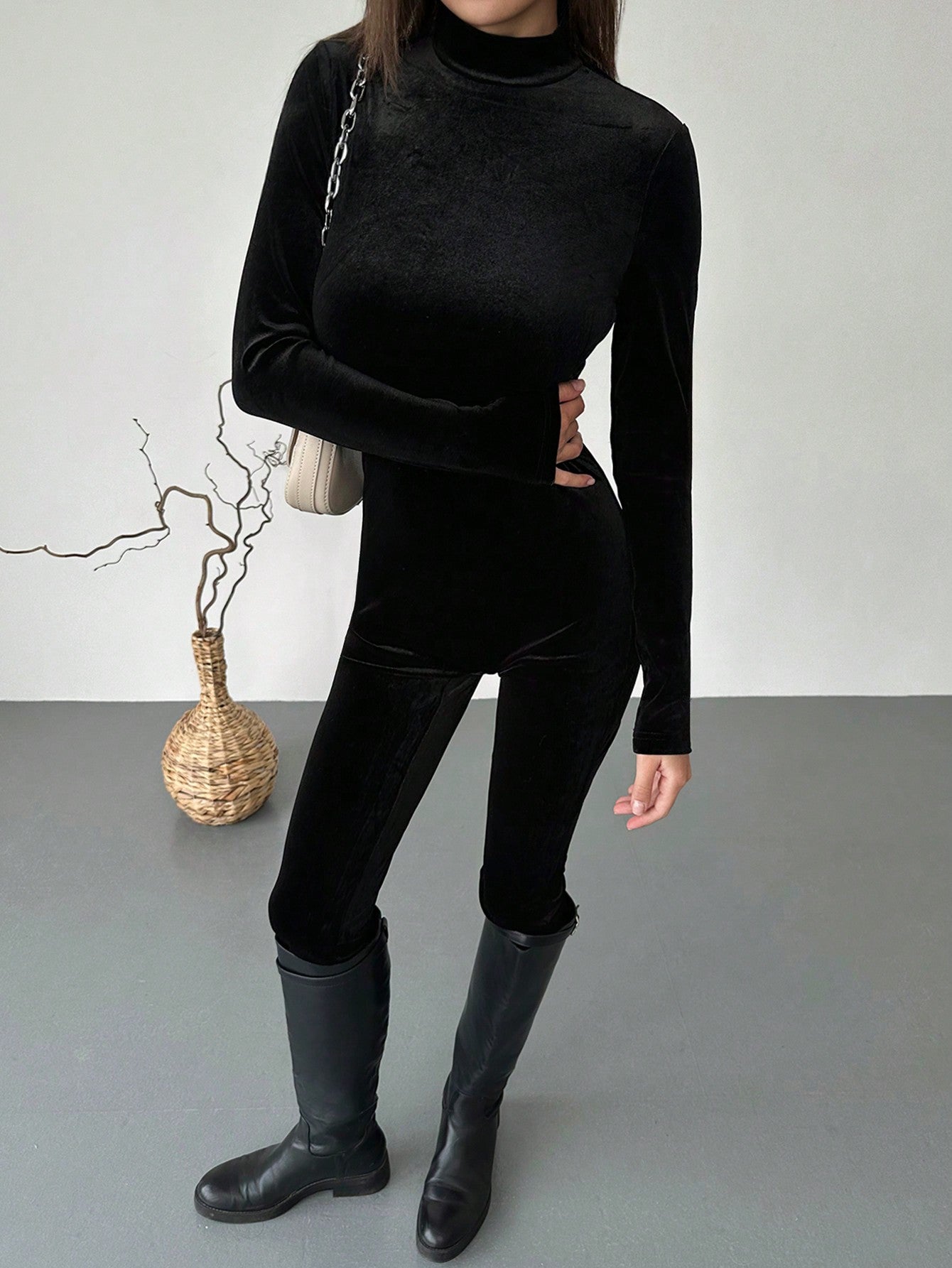 بدلات يونيتارد نسائية