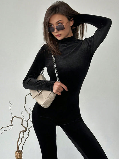 بدلات يونيتارد نسائية