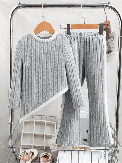 مجموعة تتكون من 2 قطعة: ملابس علوية بتصميم ألوان متداخلة مع تريكو محبوك وبنطال جانبي بتريكو محبوك