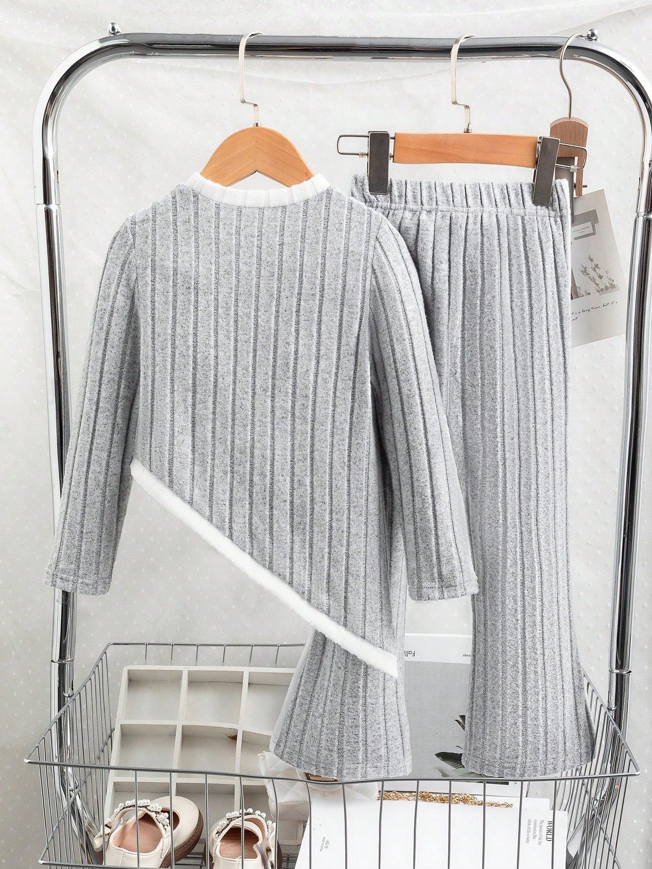 مجموعة تتكون من 2 قطعة: ملابس علوية بتصميم ألوان متداخلة مع تريكو محبوك وبنطال جانبي بتريكو محبوك