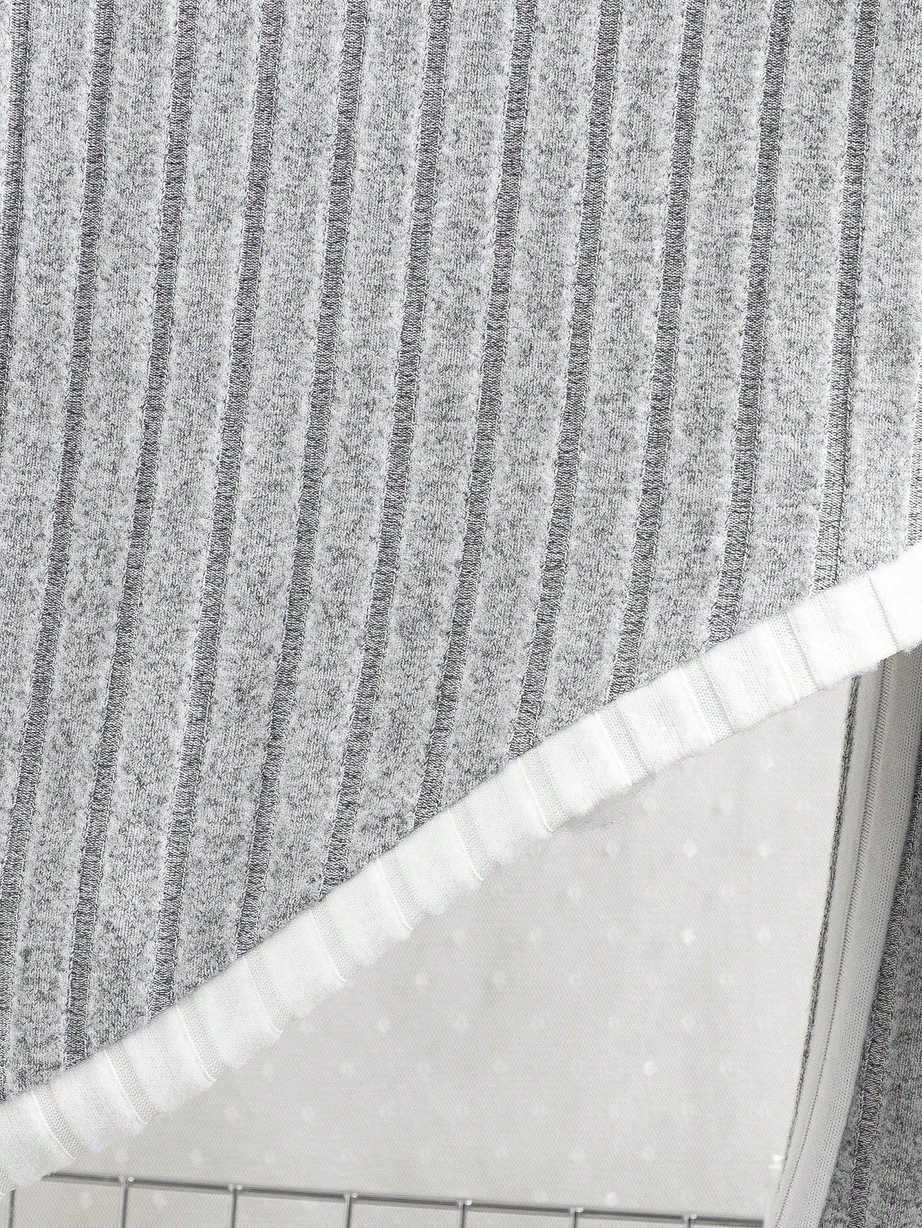 مجموعة تتكون من 2 قطعة: ملابس علوية بتصميم ألوان متداخلة مع تريكو محبوك وبنطال جانبي بتريكو محبوك