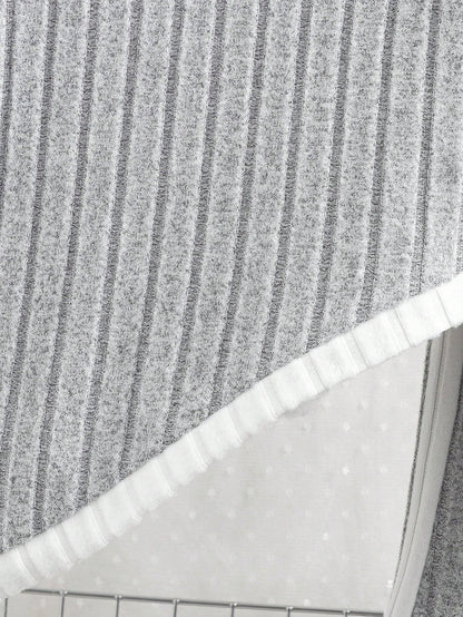 مجموعة تتكون من 2 قطعة: ملابس علوية بتصميم ألوان متداخلة مع تريكو محبوك وبنطال جانبي بتريكو محبوك