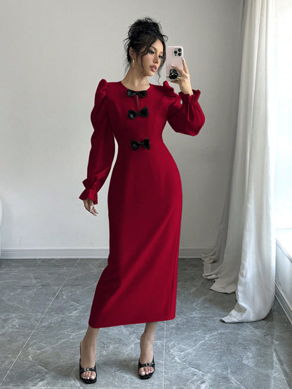 فستان المرأة الأنيق بأكمام منتفخة وتصميم العقدة