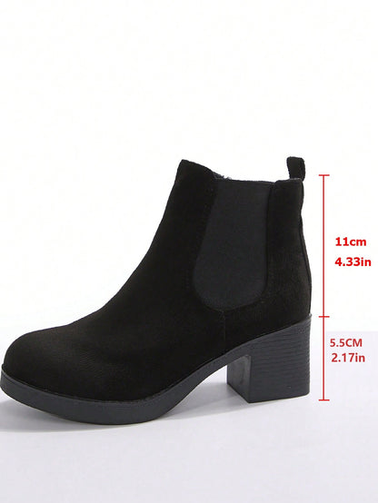 بوت تشيلسي ذات كعب سميك مزودة بسحاب، بوت نسائية ذات لون أسود أنيق وصلب ، ذات كعب عالي، تُرتدى مع البنطلونات والسراويل الضيقة ذات طابع أنيق