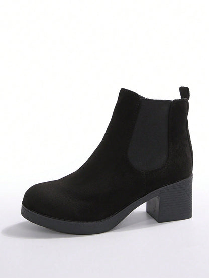 بوت تشيلسي ذات كعب سميك مزودة بسحاب، بوت نسائية ذات لون أسود أنيق وصلب ، ذات كعب عالي، تُرتدى مع البنطلونات والسراويل الضيقة ذات طابع أنيق