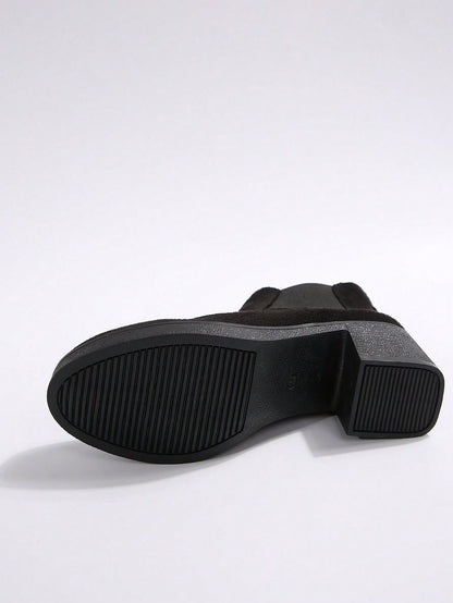 بوت تشيلسي ذات كعب سميك مزودة بسحاب، بوت نسائية ذات لون أسود أنيق وصلب ، ذات كعب عالي، تُرتدى مع البنطلونات والسراويل الضيقة ذات طابع أنيق