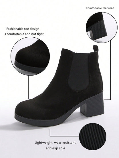 بوت تشيلسي ذات كعب سميك مزودة بسحاب، بوت نسائية ذات لون أسود أنيق وصلب ، ذات كعب عالي، تُرتدى مع البنطلونات والسراويل الضيقة ذات طابع أنيق