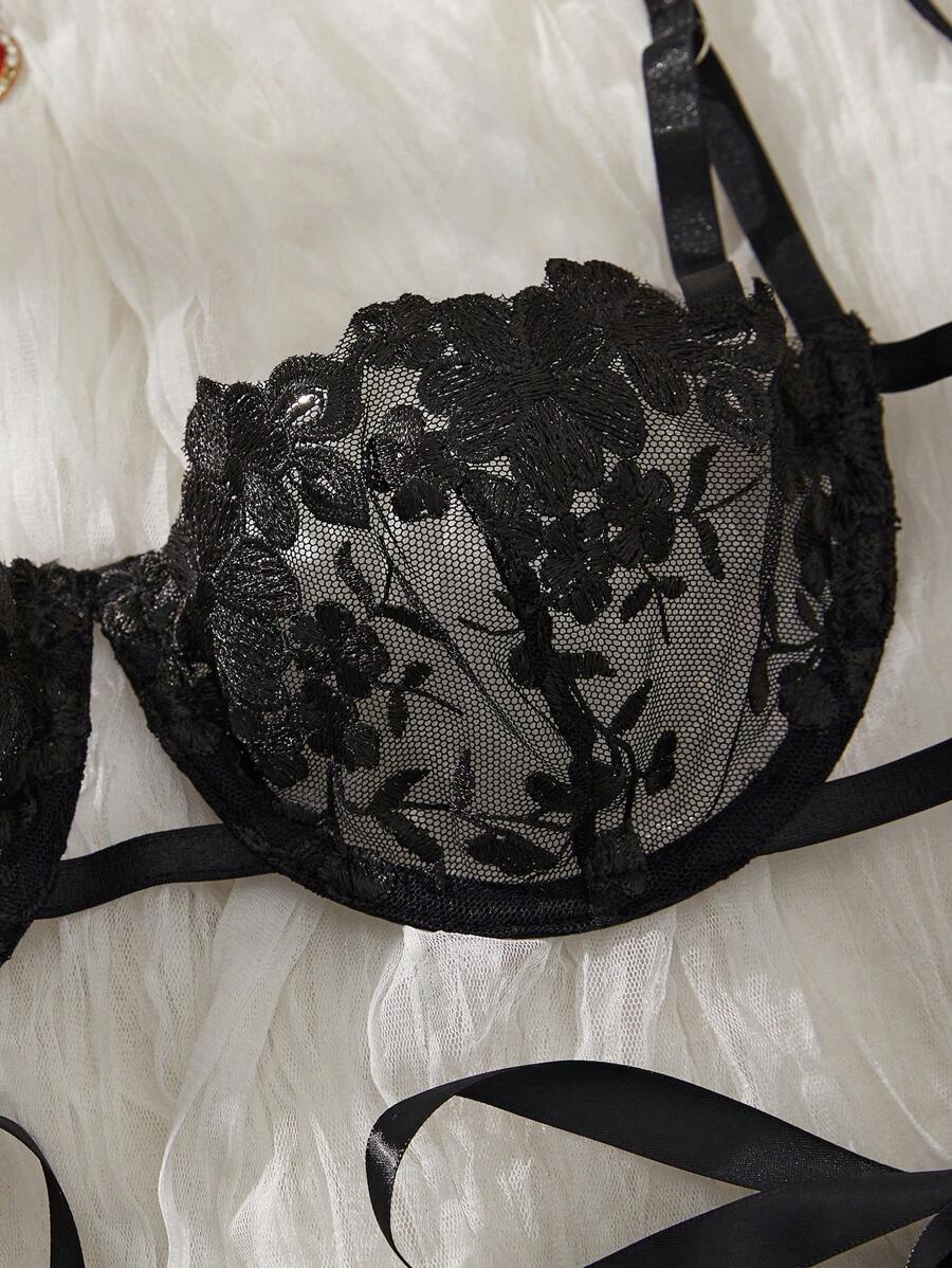 مجموعة ملابس داخلية نسائية سماوية اللون مطرزة مربوطة