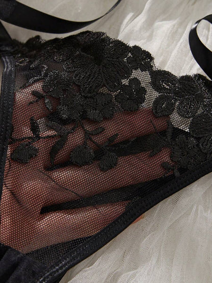 مجموعة ملابس داخلية نسائية سماوية اللون مطرزة مربوطة