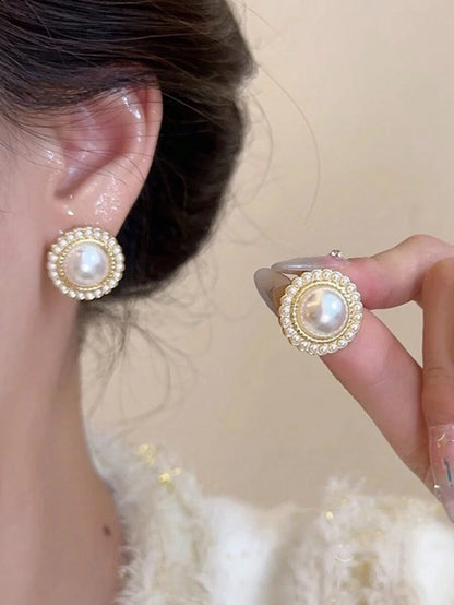 طقم أقراط مزينة بأزهار ذات تصميم مميز على شكل قلب وخرز اللؤلؤ الاصطناعي بطراز قديم بسيط