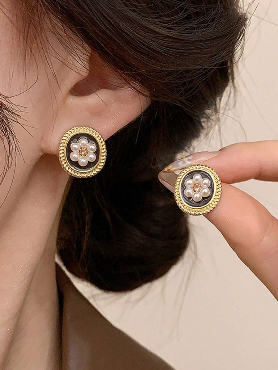 طقم أقراط مزينة بأزهار ذات تصميم مميز على شكل قلب وخرز اللؤلؤ الاصطناعي بطراز قديم بسيط