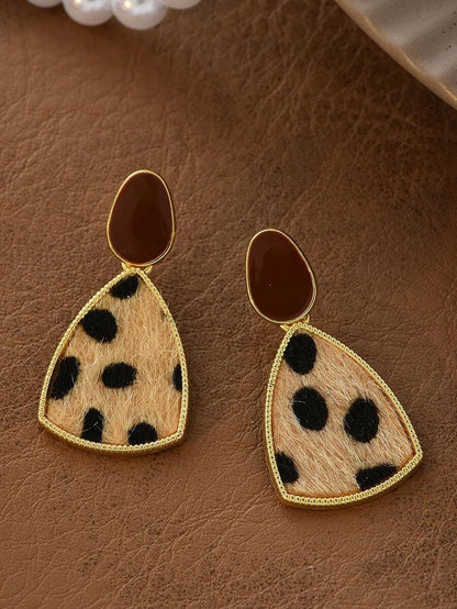 طقم أقراط مزينة بأزهار ذات تصميم مميز على شكل قلب وخرز اللؤلؤ الاصطناعي بطراز قديم بسيط