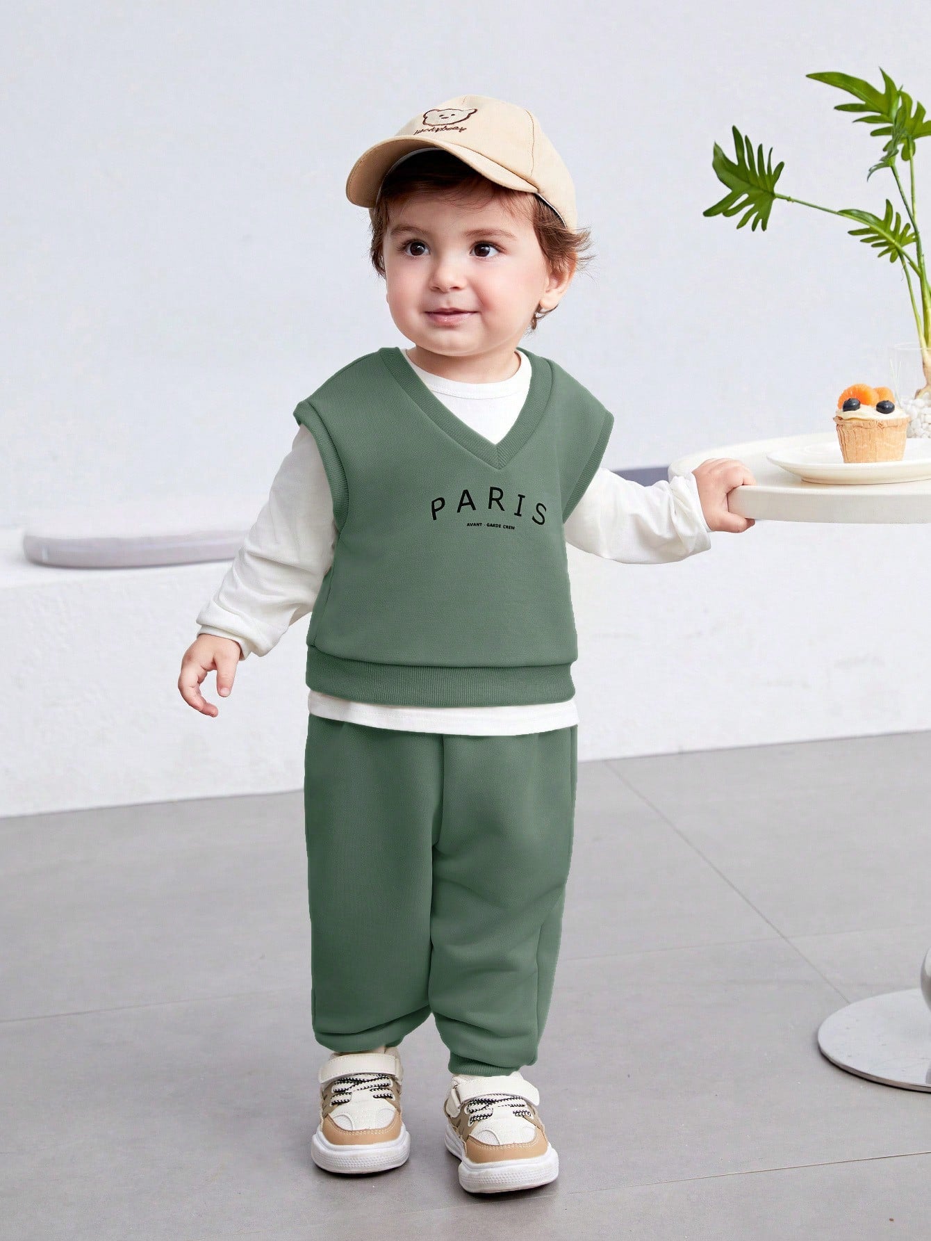 طقم من 3 قطع بطباعة حروف لطفل/ طفلة، ملابس علوية بياقة طاقم وأكمام قصيرة وبنطلون ذو لون أحادي