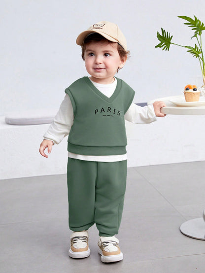 طقم من 3 قطع بطباعة حروف لطفل/ طفلة، ملابس علوية بياقة طاقم وأكمام قصيرة وبنطلون ذو لون أحادي