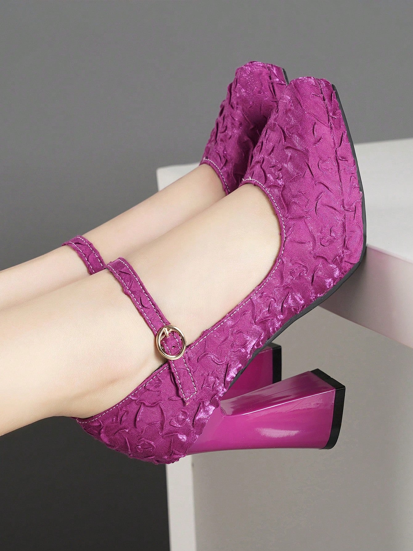 صنادل نسائية بكعب عالٍ