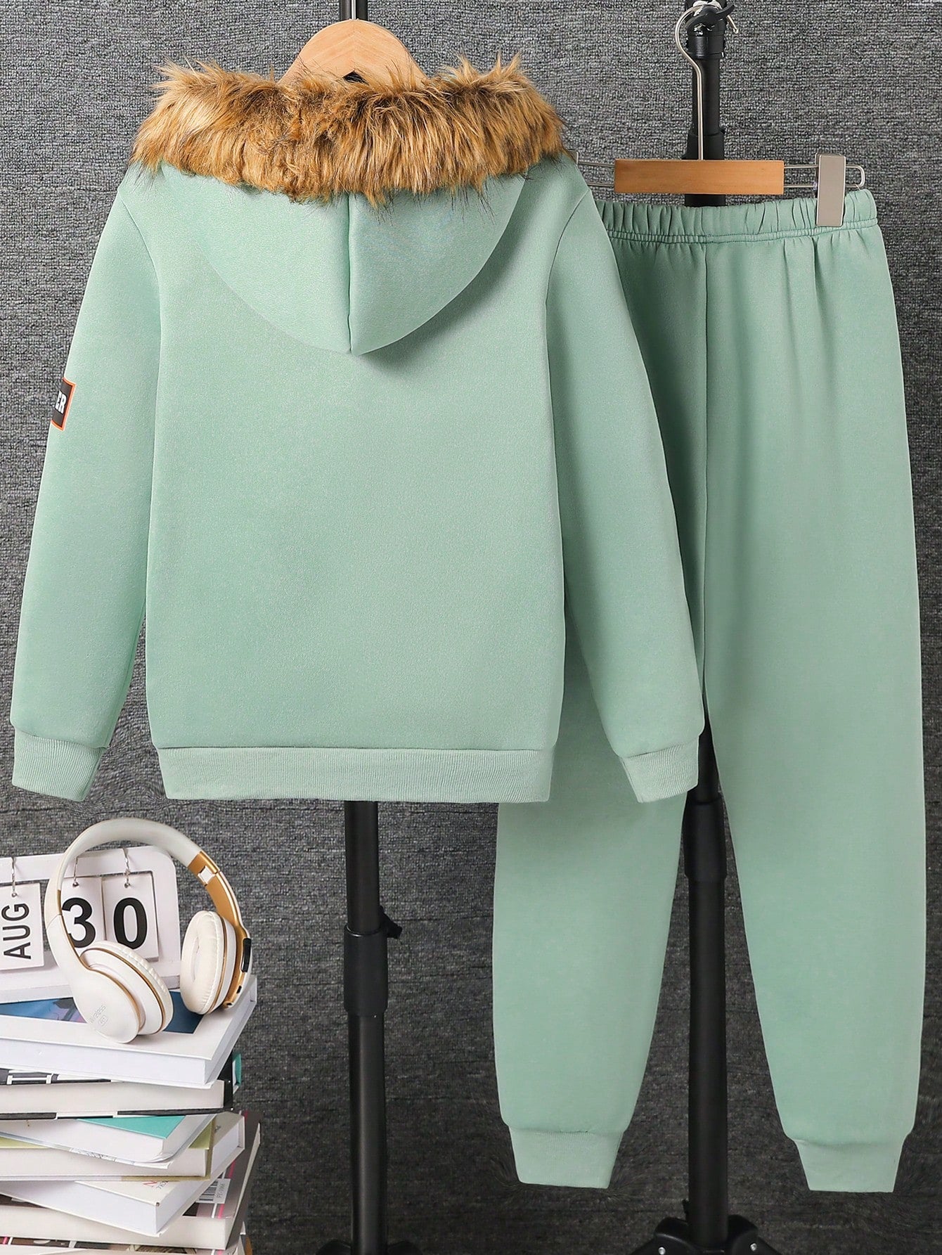 طقم ملابس من قطعتين هوديي بياقة فرائية وبنطلون رياضي للأولاد المراهقين