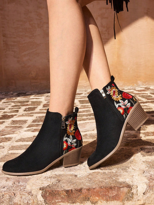 بوت نسائية أنيقة غربية ذات تطريز أسود بكعب سميك للصيف واللياقة
