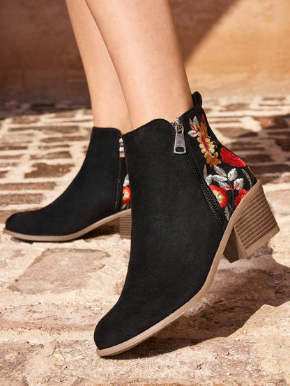 بوت نسائية أنيقة غربية ذات تطريز أسود بكعب سميك للصيف واللياقة
