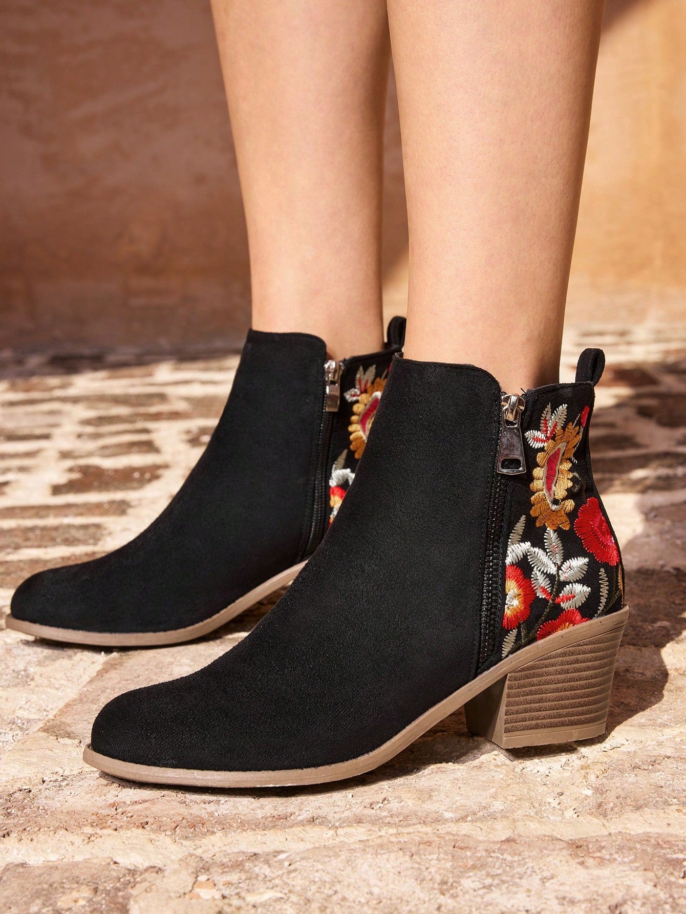 بوت نسائية أنيقة غربية ذات تطريز أسود بكعب سميك للصيف واللياقة