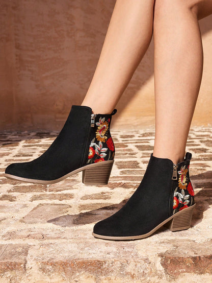 بوت نسائية أنيقة غربية ذات تطريز أسود بكعب سميك للصيف واللياقة