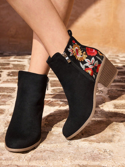 بوت نسائية أنيقة غربية ذات تطريز أسود بكعب سميك للصيف واللياقة