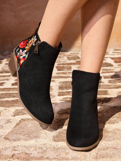 بوت نسائية أنيقة غربية ذات تطريز أسود بكعب سميك للصيف واللياقة