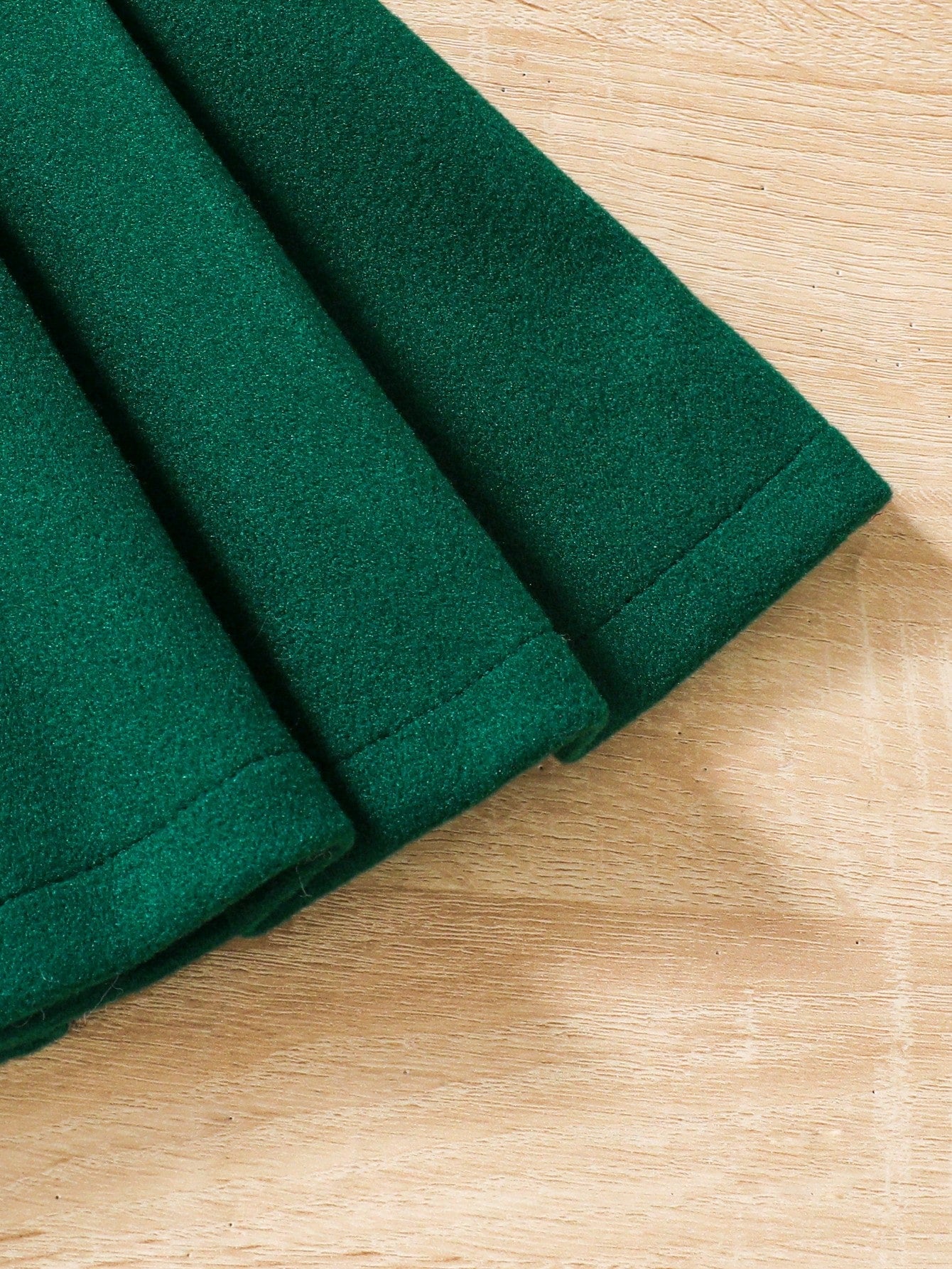 جاكيت بسيط للفتاة بأكمام طويلة وأزرار أمامية ومزين بفيونكة