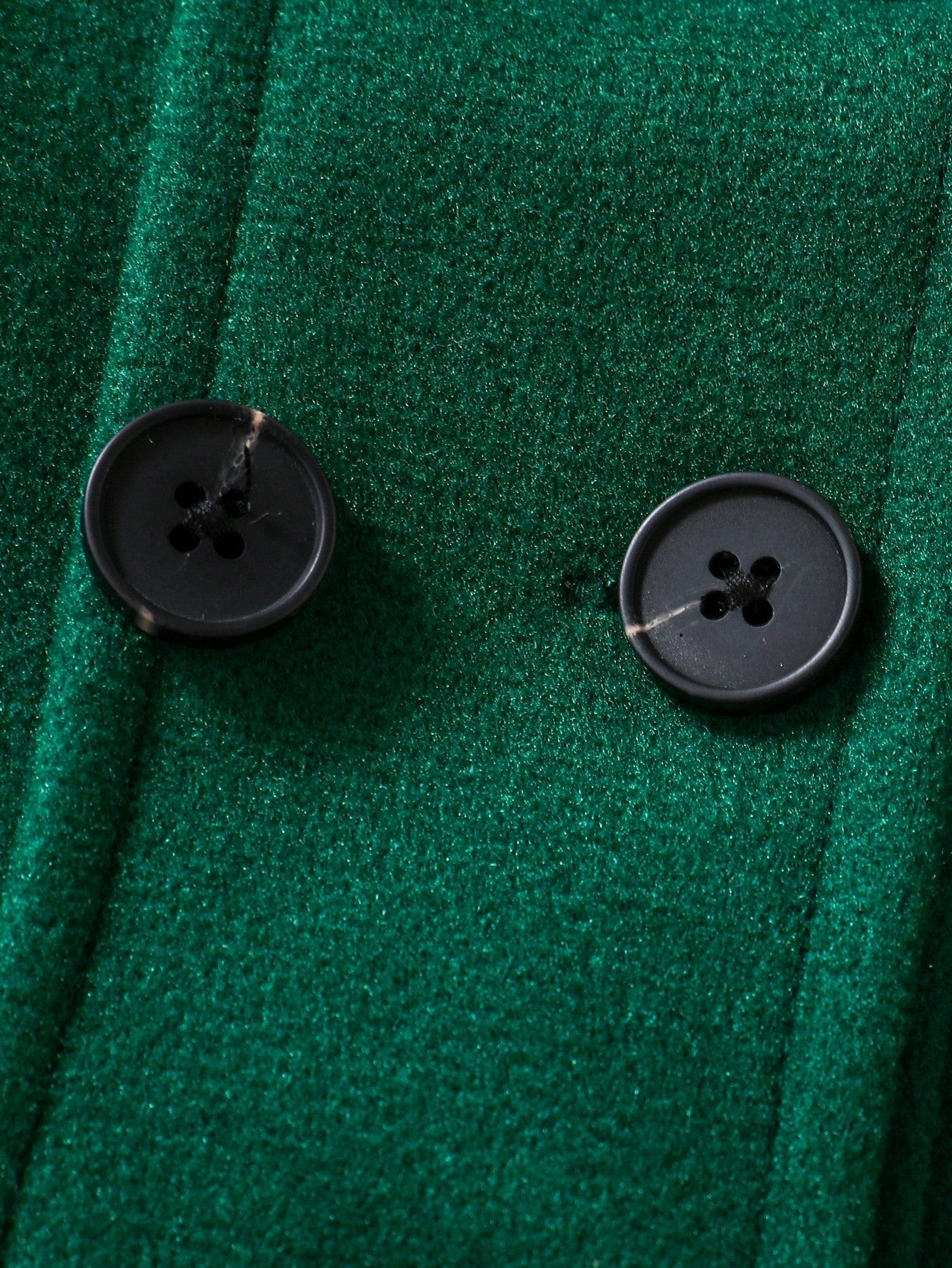 جاكيت بسيط للفتاة بأكمام طويلة وأزرار أمامية ومزين بفيونكة