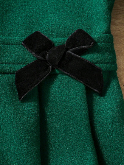 جاكيت بسيط للفتاة بأكمام طويلة وأزرار أمامية ومزين بفيونكة