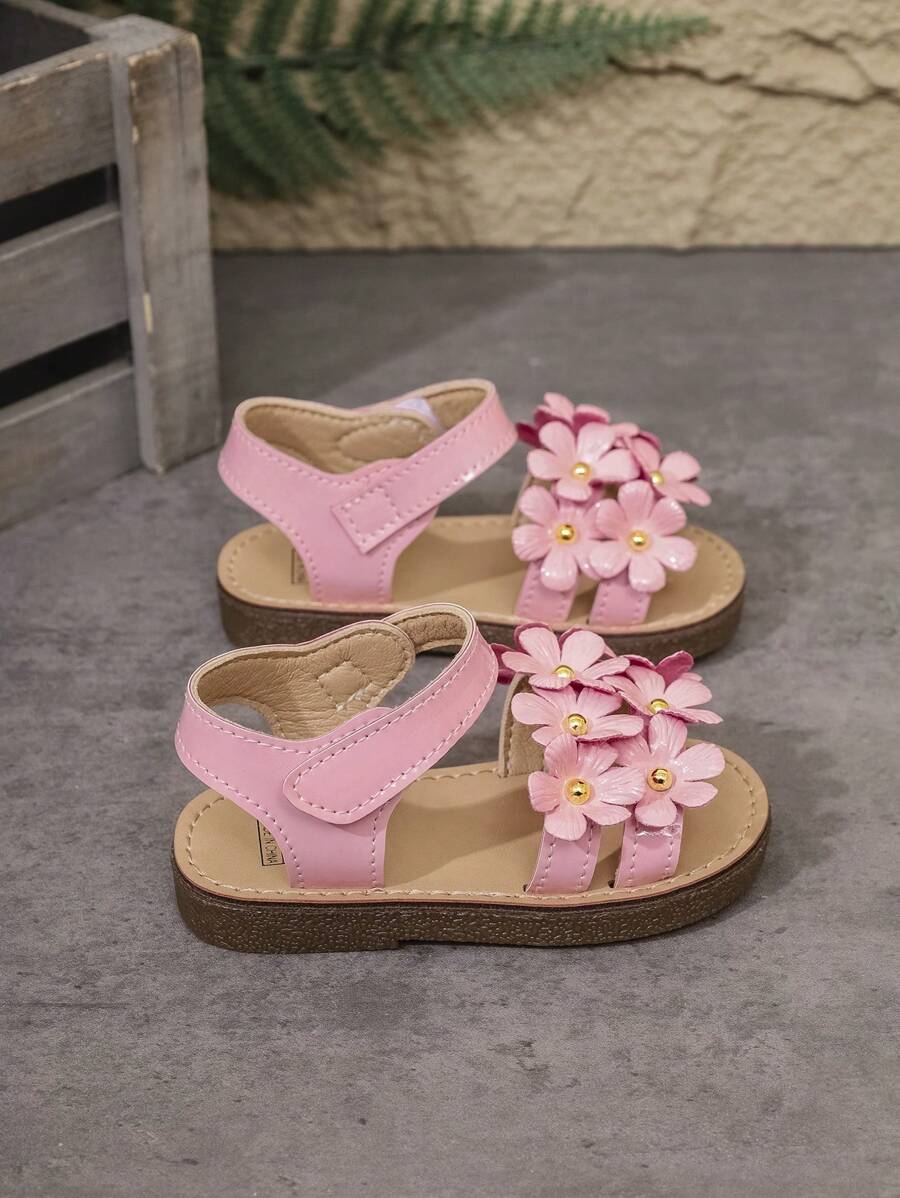 زوج من الصنادل الأنيقة