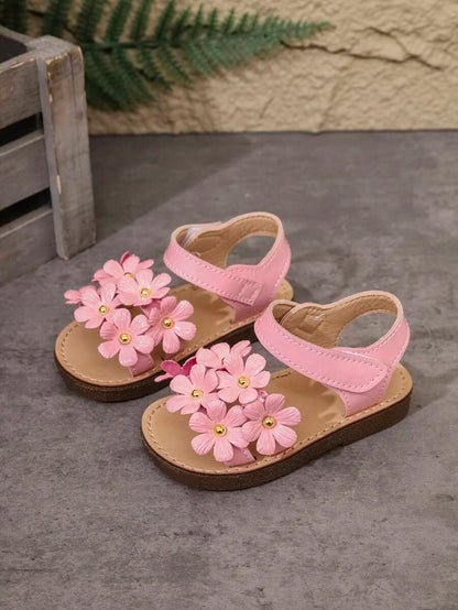 زوج من الصنادل الأنيقة