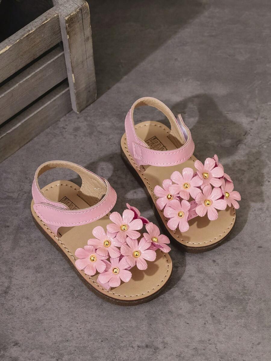 زوج من الصنادل الأنيقة