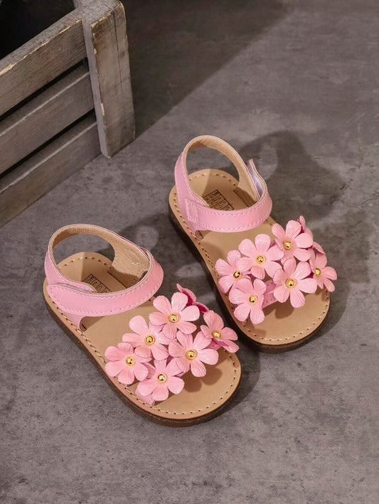 زوج من الصنادل الأنيقة