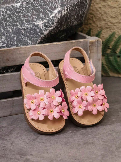 زوج من الصنادل الأنيقة