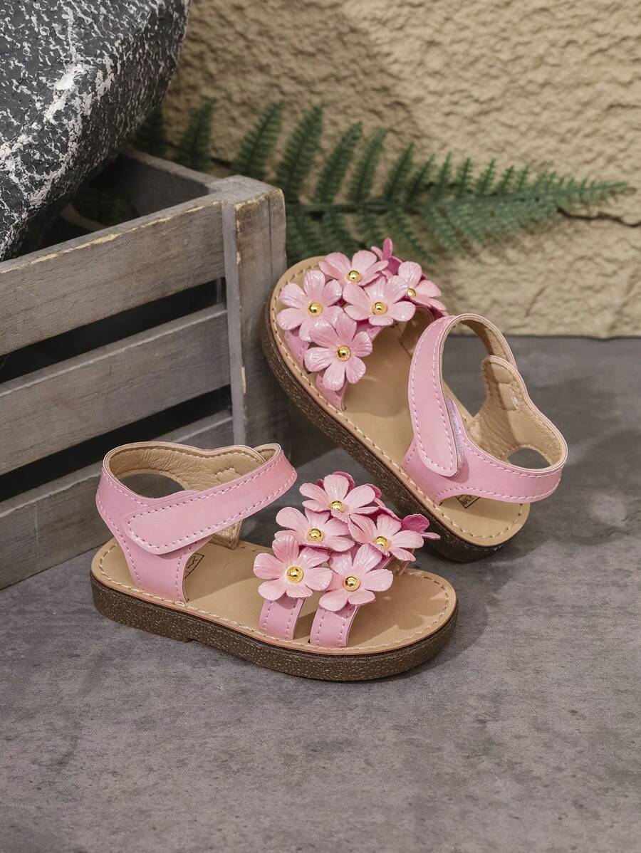 زوج من الصنادل الأنيقة