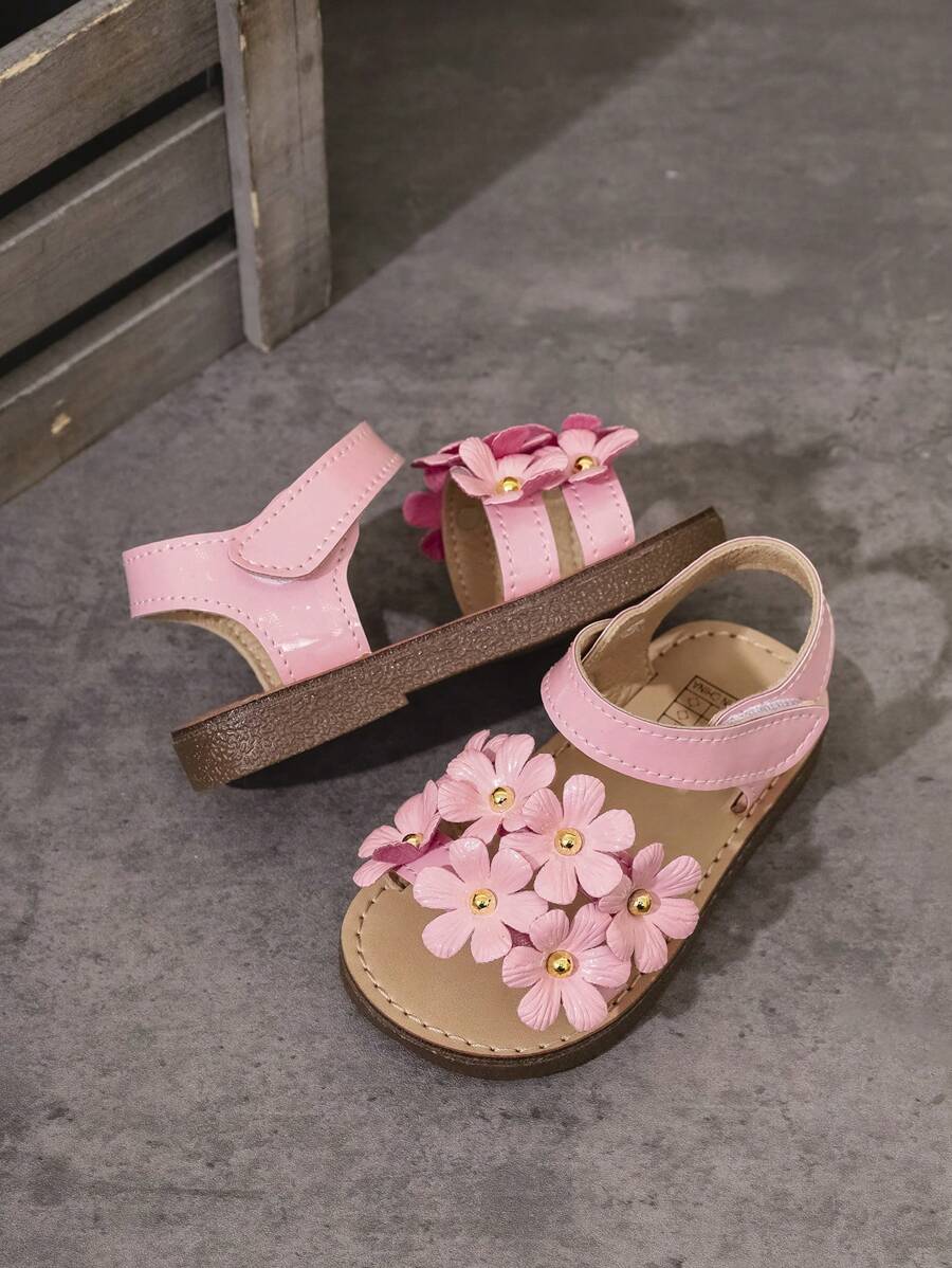 زوج من الصنادل الأنيقة