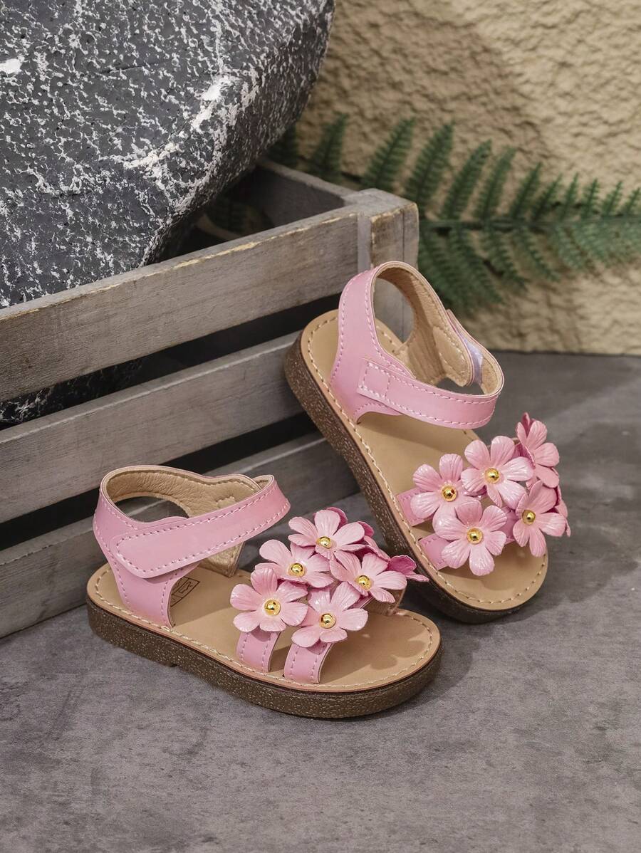 زوج من الصنادل الأنيقة