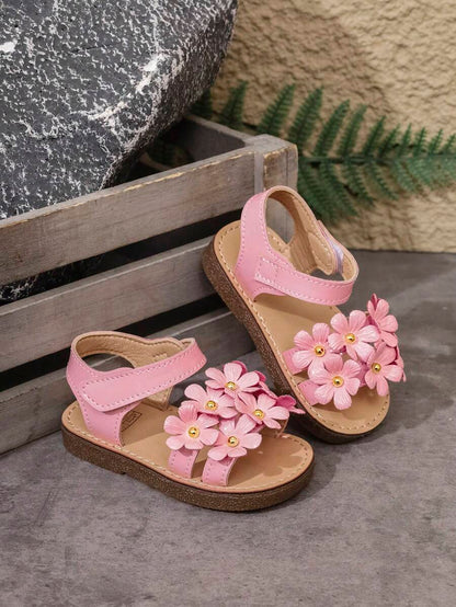 زوج من الصنادل الأنيقة