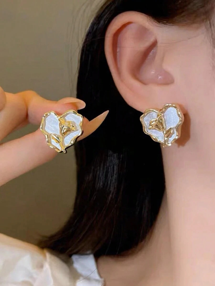 مجموعة أقراط ماسية ذات تصميم هندسي