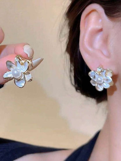 مجموعة أقراط ماسية ذات تصميم هندسي