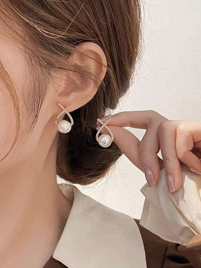 مجموعة أقراط ماسية ذات تصميم هندسي