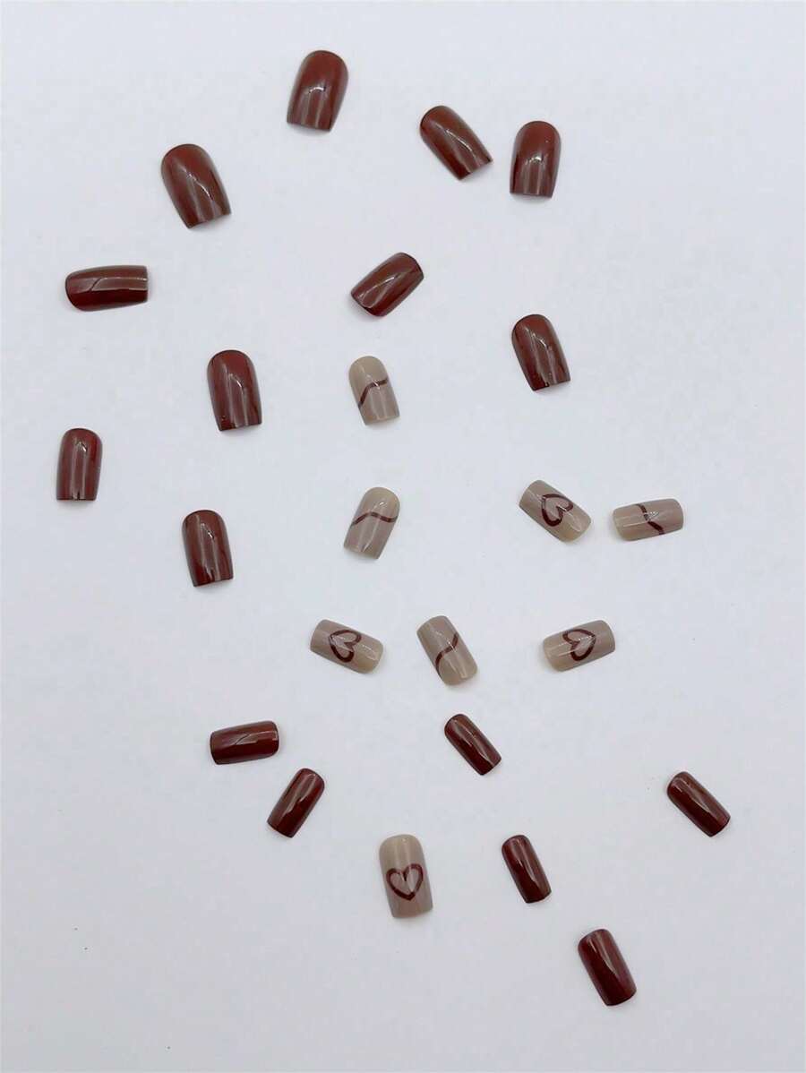 مجموعة الأظافر المربعة القصيرة المصممة على شكل قلب باللون الداكن