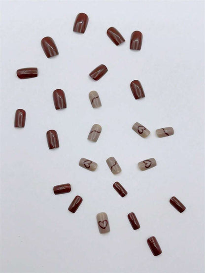 مجموعة الأظافر المربعة القصيرة المصممة على شكل قلب باللون الداكن