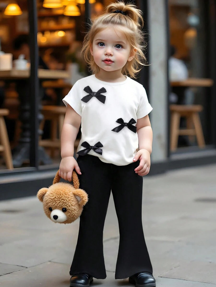 طقم تي شيرت أبيض كاجوال بأكمام قصيرة وربطة عنق مع بنطلون ذو ساق مرنة سوداء