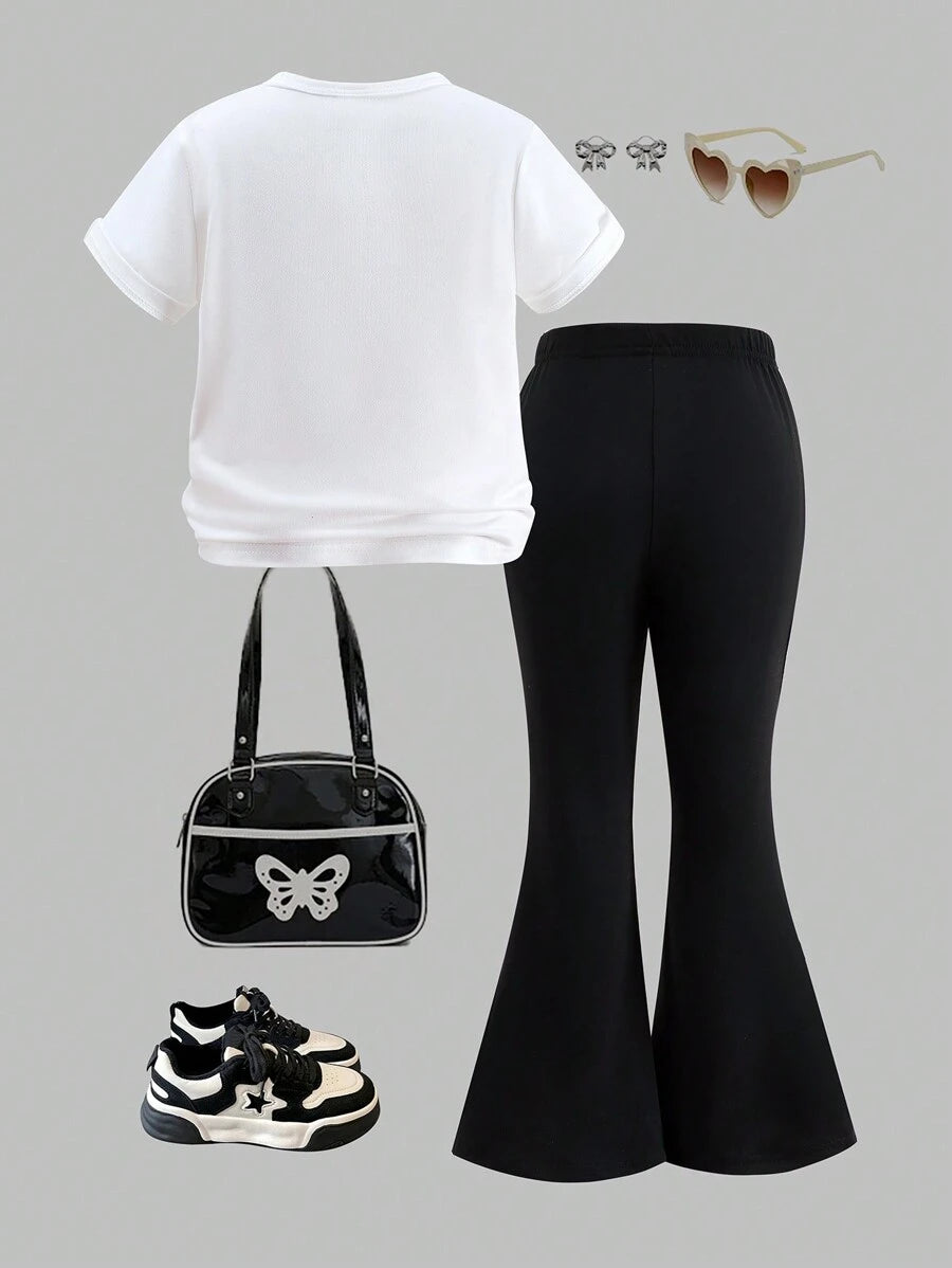 طقم تي شيرت أبيض كاجوال بأكمام قصيرة وربطة عنق مع بنطلون ذو ساق مرنة سوداء