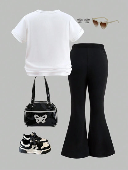 طقم تي شيرت أبيض كاجوال بأكمام قصيرة وربطة عنق مع بنطلون ذو ساق مرنة سوداء