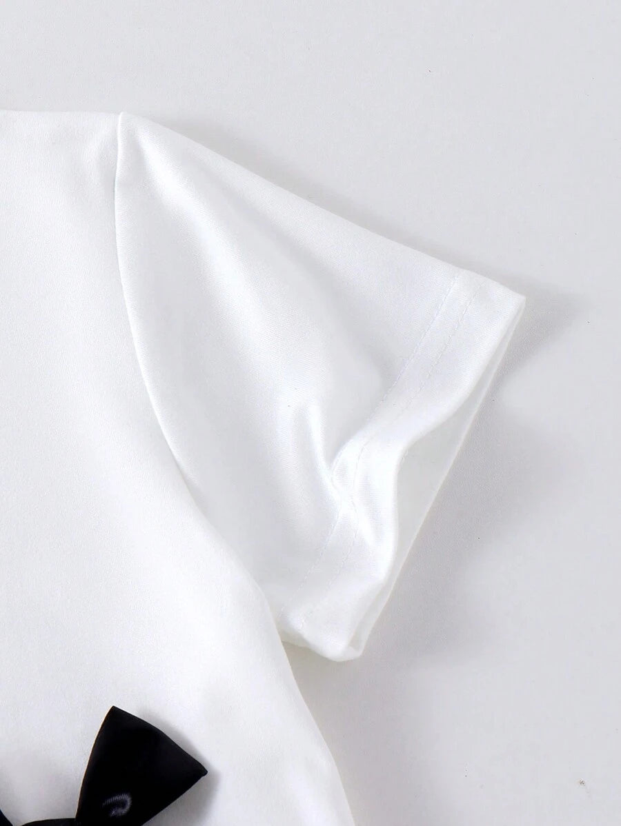 طقم تي شيرت أبيض كاجوال بأكمام قصيرة وربطة عنق مع بنطلون ذو ساق مرنة سوداء