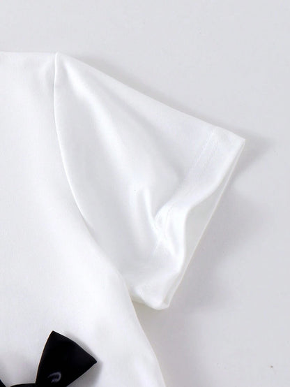 طقم تي شيرت أبيض كاجوال بأكمام قصيرة وربطة عنق مع بنطلون ذو ساق مرنة سوداء