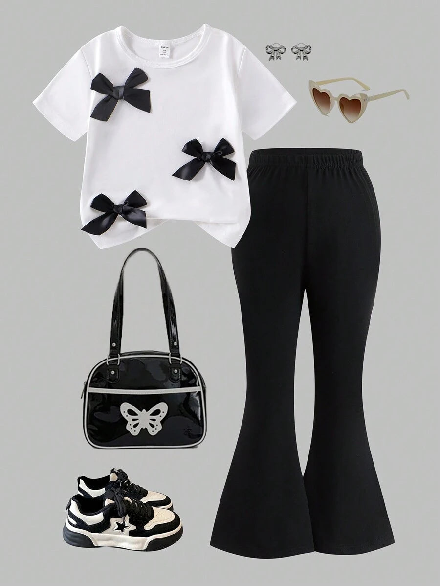 طقم تي شيرت أبيض كاجوال بأكمام قصيرة وربطة عنق مع بنطلون ذو ساق مرنة سوداء